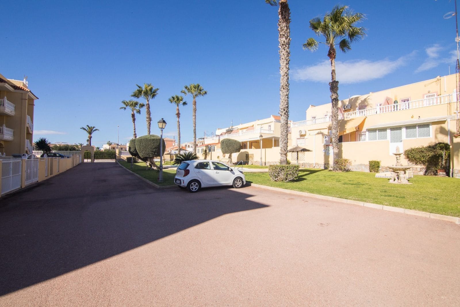 2 soverom Bungalow til leie i La Zenia med svømmebasseng garasje - € 900 (Ref: 9902776)