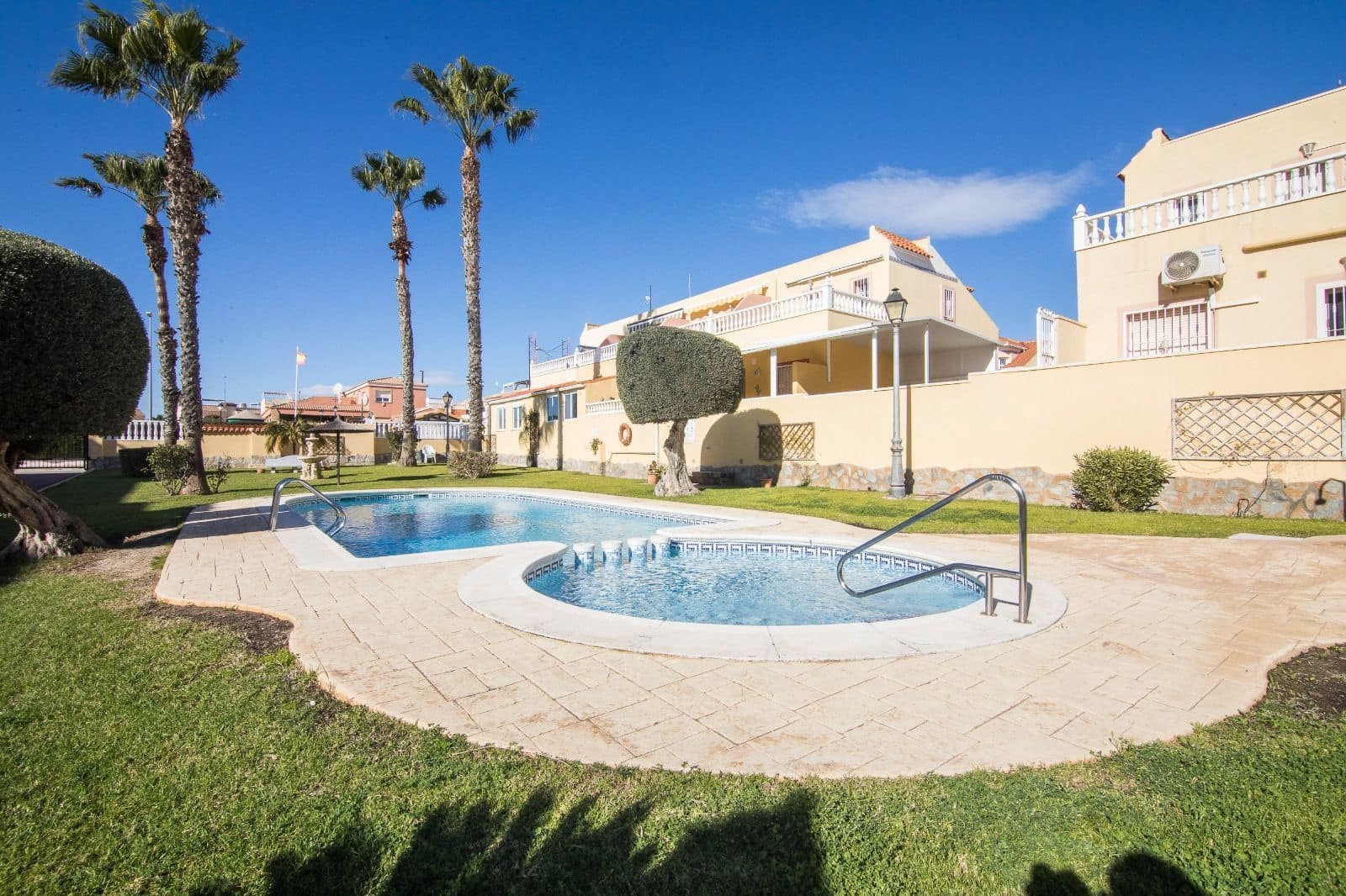 2 soverom Bungalow til leie i La Zenia med svømmebasseng garasje - € 900 (Ref: 9902776)