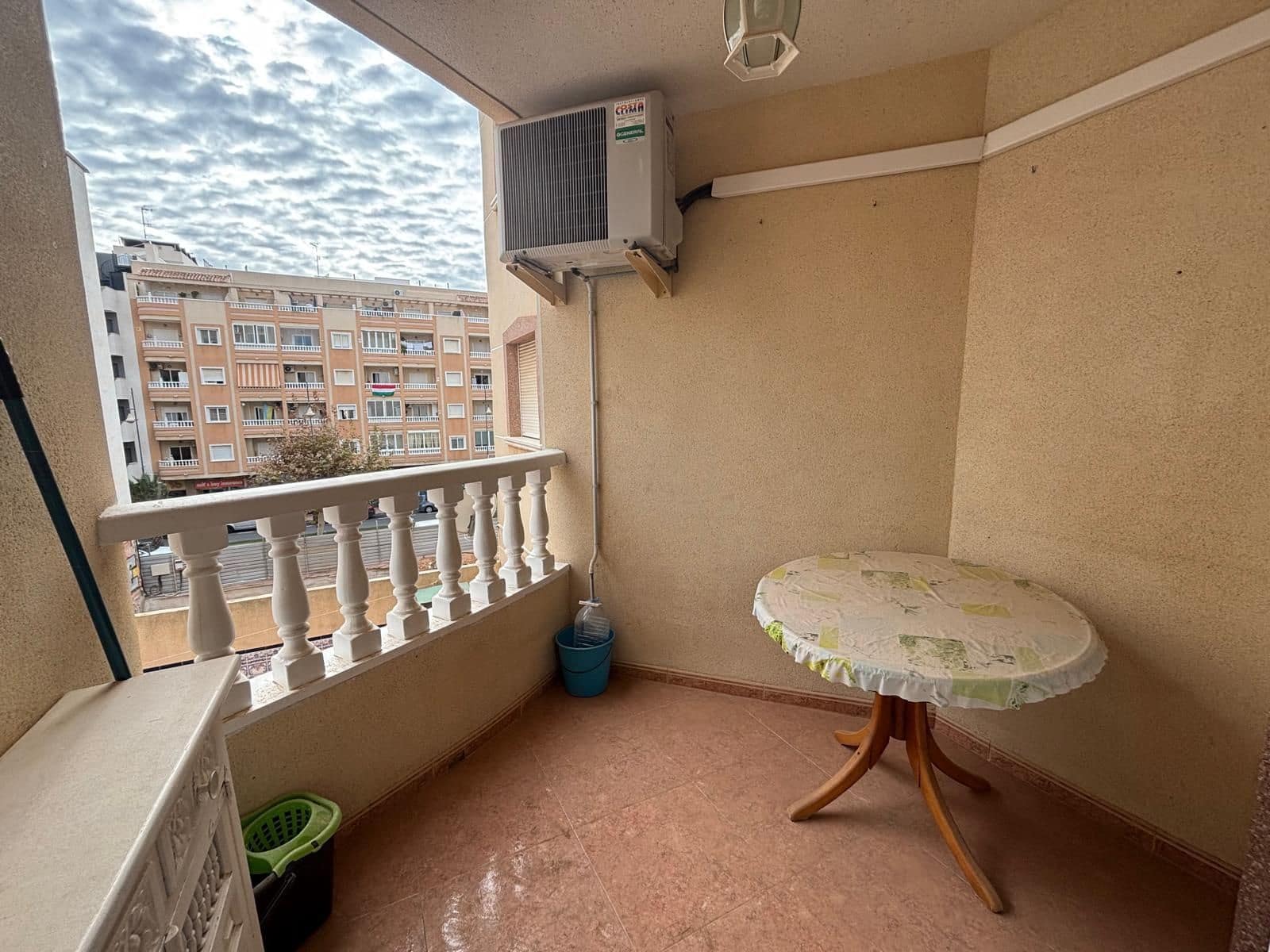 2 soverom Leilighet til leie i Torrevieja - € 800 (Ref: 9902777)