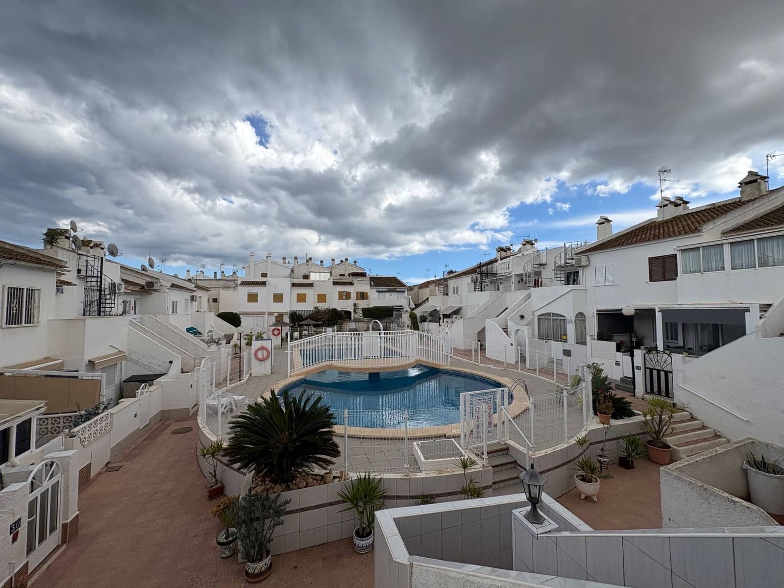 2 bedroom Penthouse for rent in Torrevieja with pool garage - € 950 (Ref: 9931217)