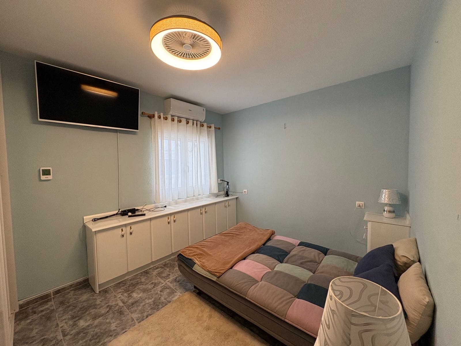 2 bedroom Penthouse for rent in Torrevieja with pool garage - € 950 (Ref: 9931217)