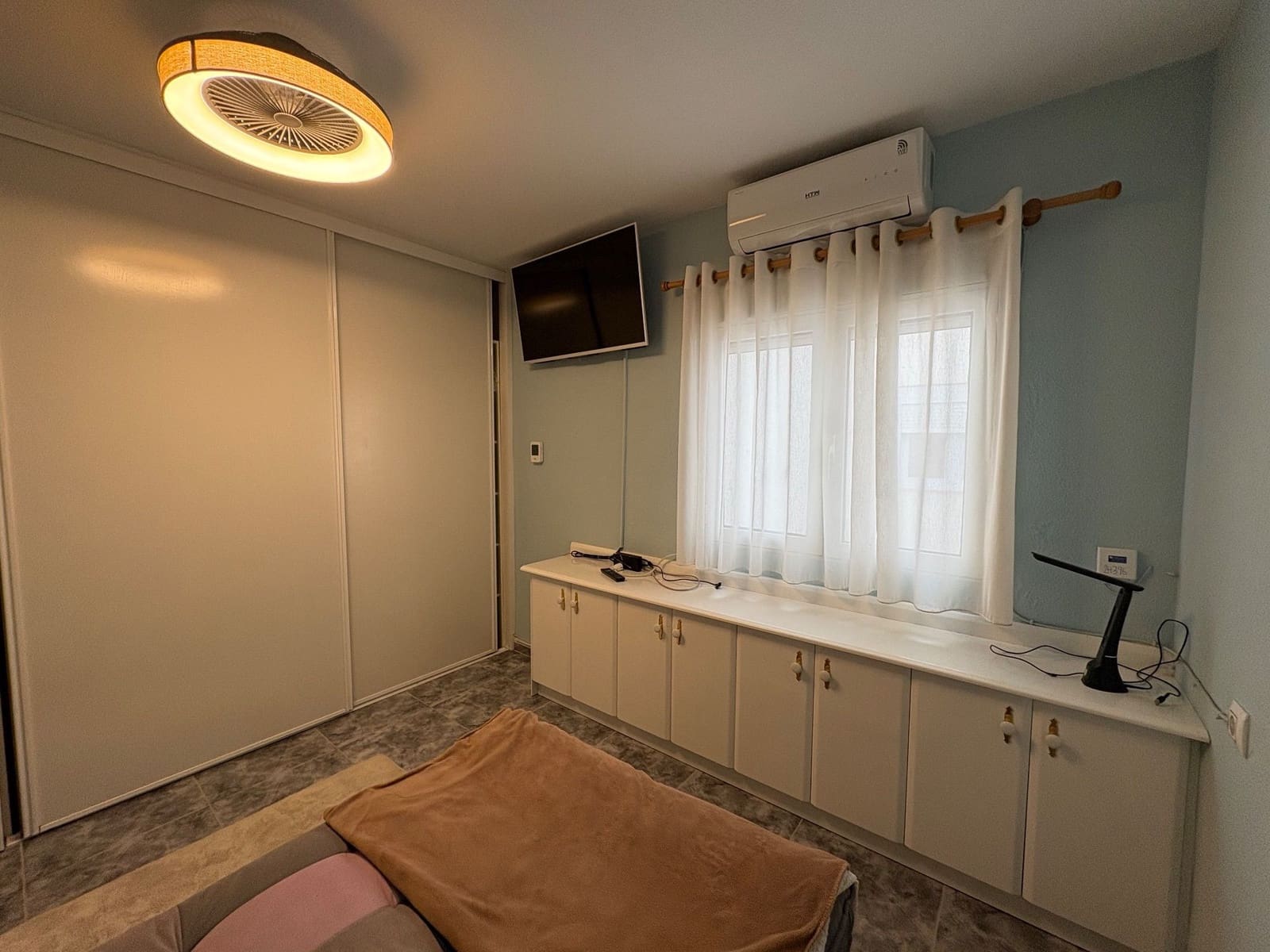 2 bedroom Penthouse for rent in Torrevieja with pool garage - € 950 (Ref: 9931217)