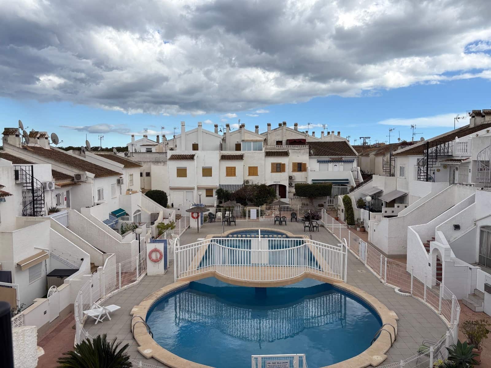 2 bedroom Penthouse for rent in Torrevieja with pool garage - € 950 (Ref: 9931217)