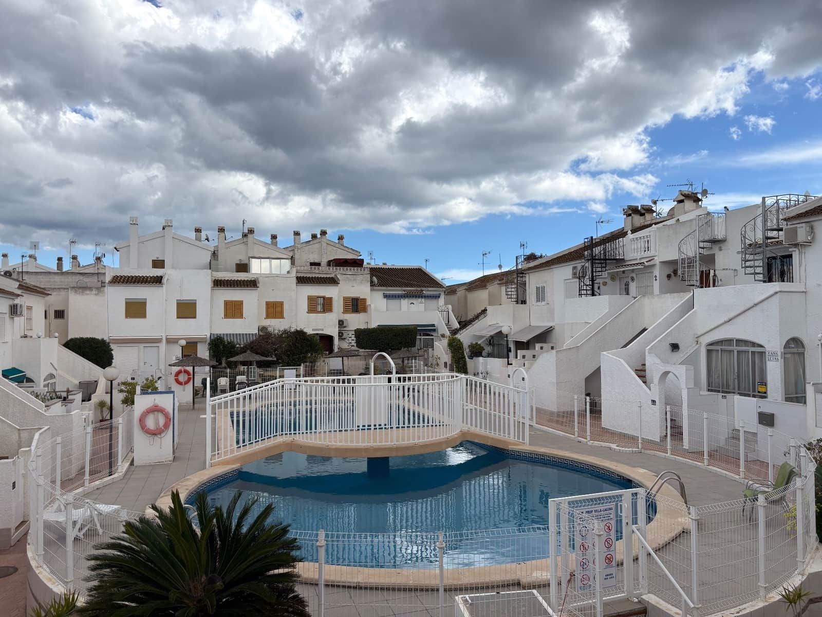 2 bedroom Penthouse for rent in Torrevieja with pool garage - € 950 (Ref: 9931217)