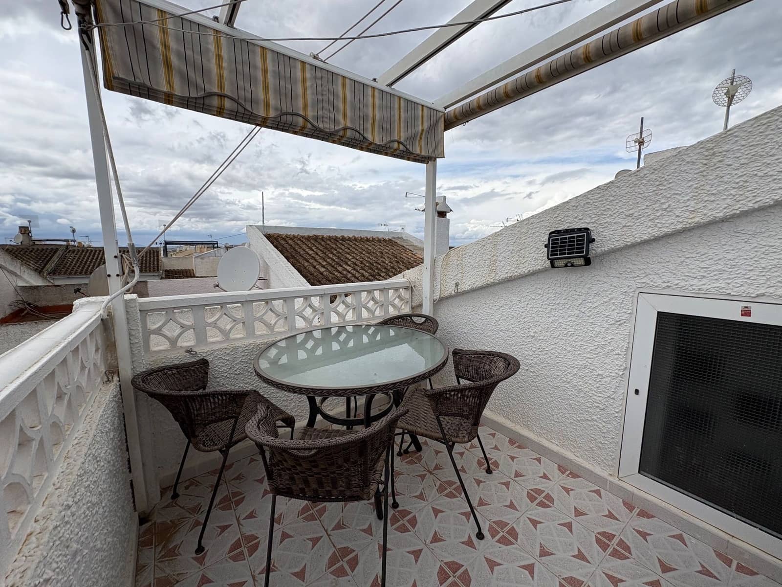 2 bedroom Penthouse for rent in Torrevieja with pool garage - € 950 (Ref: 9931217)