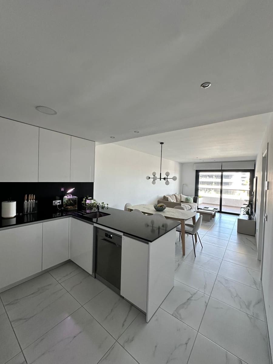 Piso de 3 habitaciones en Torrevieja en alquiler con piscina garaje - 1.800 € (Ref: 9932793)