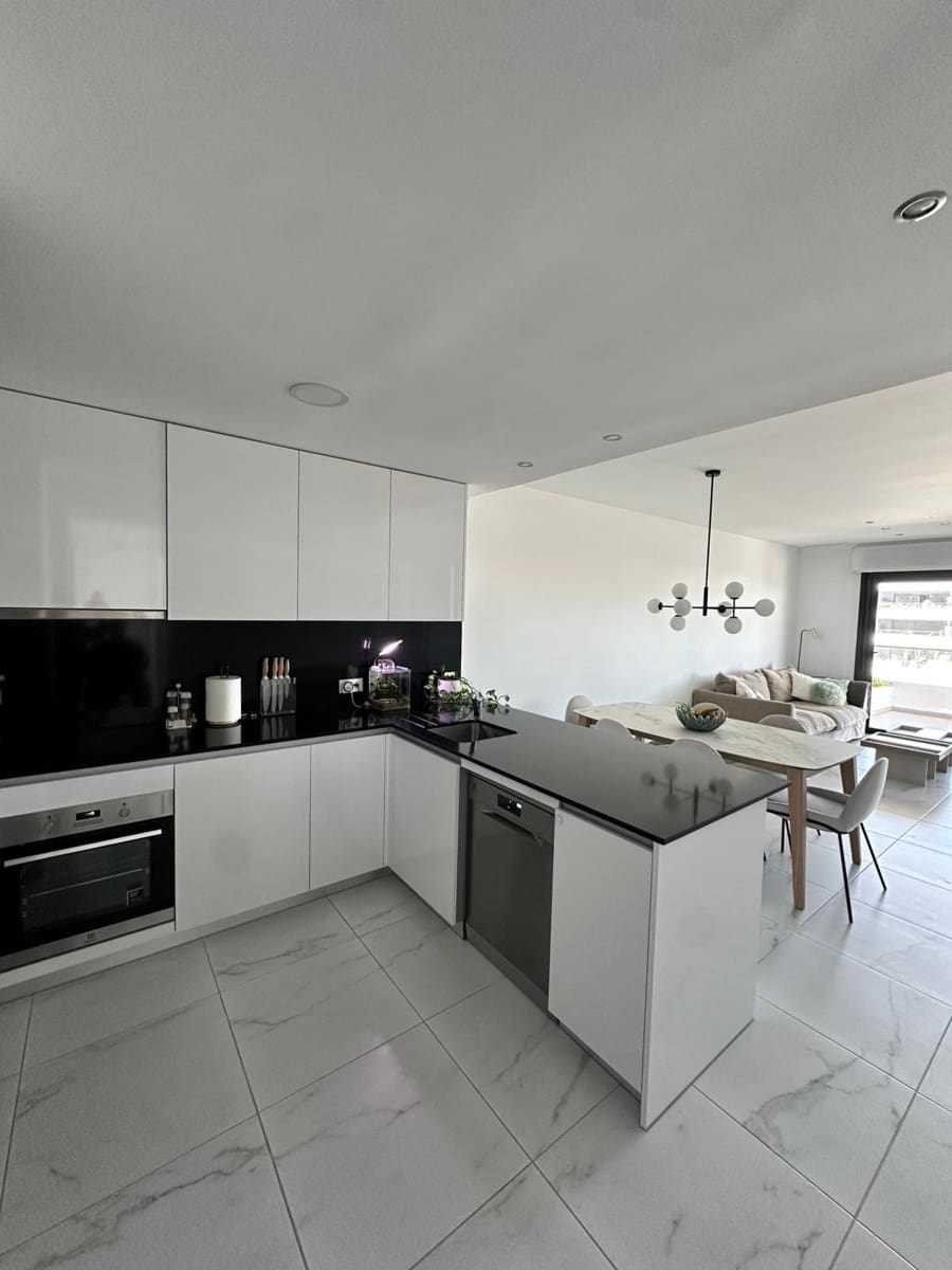 Piso de 3 habitaciones en Torrevieja en alquiler con piscina garaje - 1.800 € (Ref: 9932793)