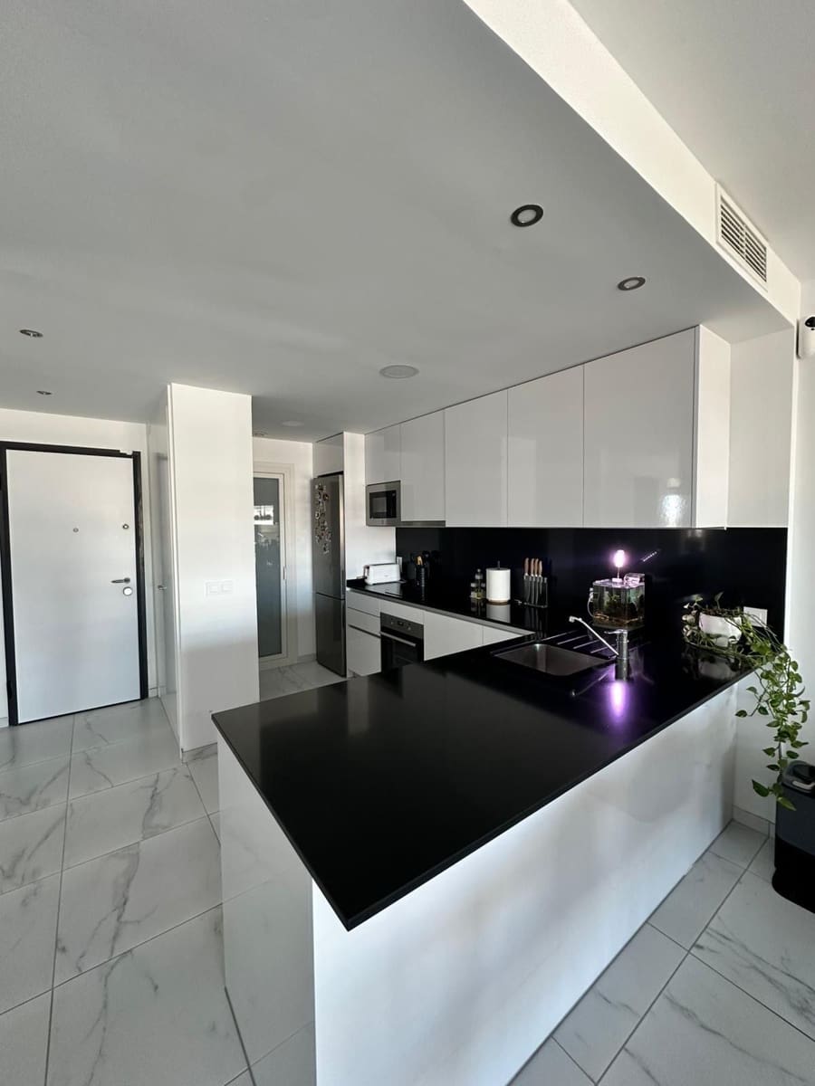 Piso de 3 habitaciones en Torrevieja en alquiler con piscina garaje - 1.800 € (Ref: 9932793)