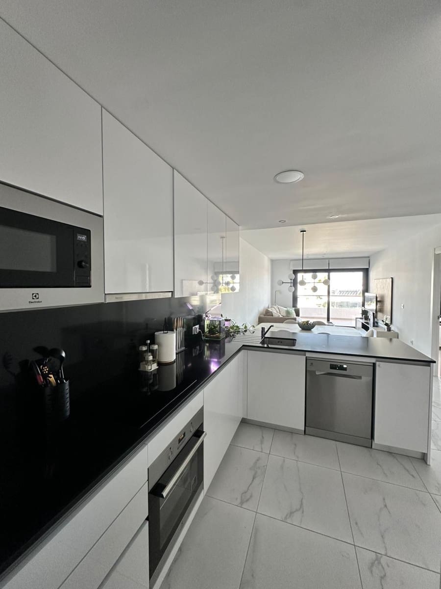 Piso de 3 habitaciones en Torrevieja en alquiler con piscina garaje - 1.800 € (Ref: 9932793)