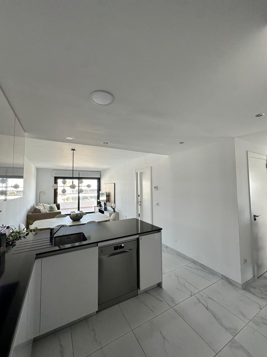 Piso de 3 habitaciones en Torrevieja en alquiler con piscina garaje - 1.800 € (Ref: 9932793)