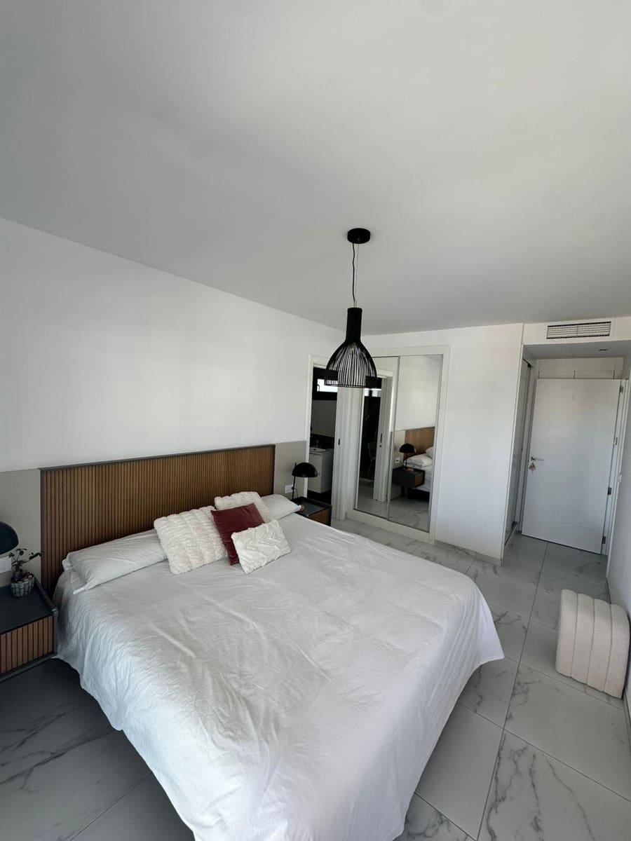 Piso de 3 habitaciones en Torrevieja en alquiler con piscina garaje - 1.800 € (Ref: 9932793)