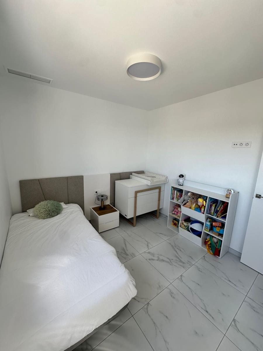 Piso de 3 habitaciones en Torrevieja en alquiler con piscina garaje - 1.800 € (Ref: 9932793)