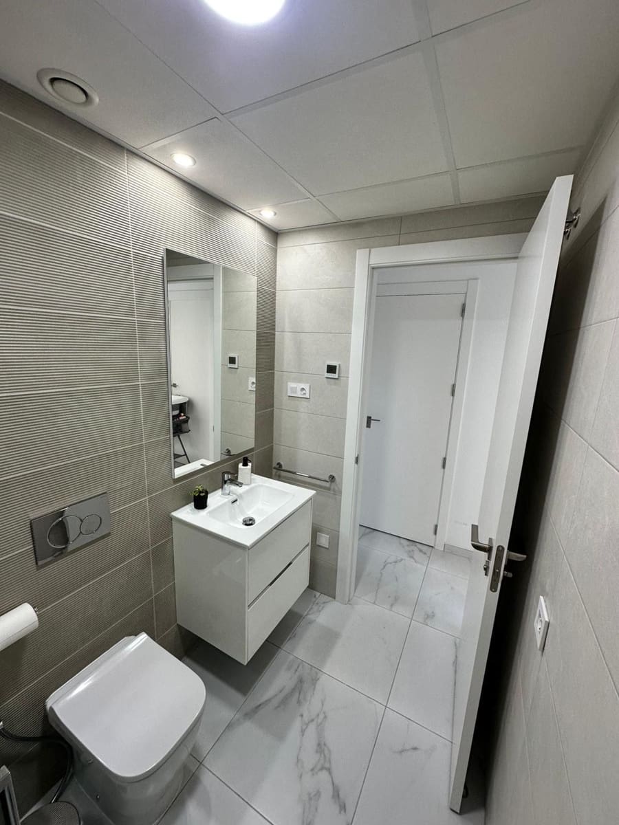 Piso de 3 habitaciones en Torrevieja en alquiler con piscina garaje - 1.800 € (Ref: 9932793)