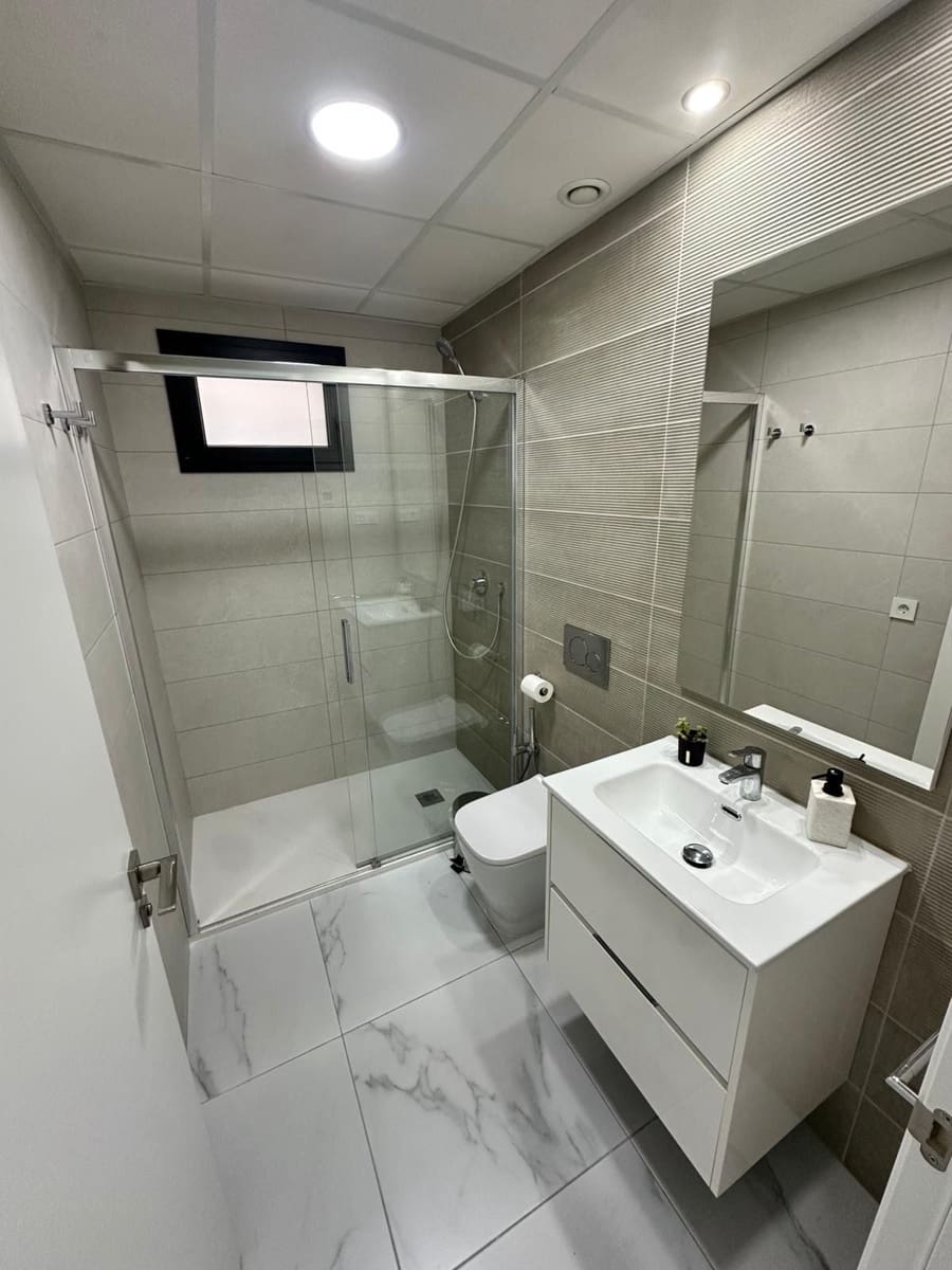 Piso de 3 habitaciones en Torrevieja en alquiler con piscina garaje - 1.800 € (Ref: 9932793)