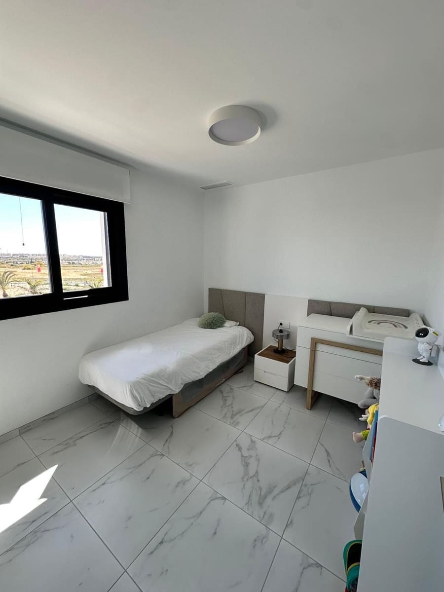 Piso de 3 habitaciones en Torrevieja en alquiler con piscina garaje - 1.800 € (Ref: 9932793)