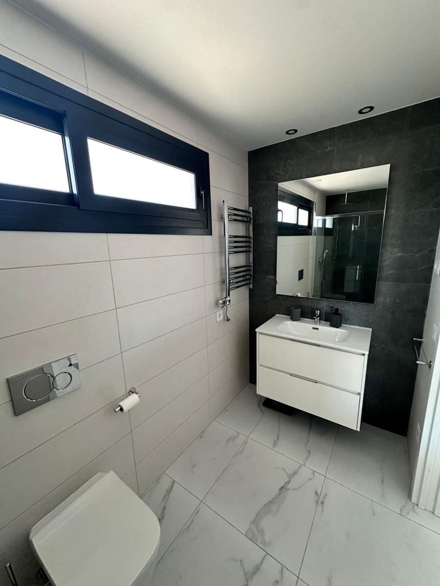 Piso de 3 habitaciones en Torrevieja en alquiler con piscina garaje - 1.800 € (Ref: 9932793)