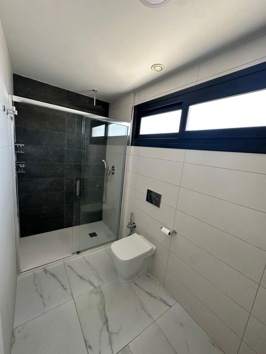 Piso de 3 habitaciones en Torrevieja en alquiler con piscina garaje - 1.800 € (Ref: 9932793)