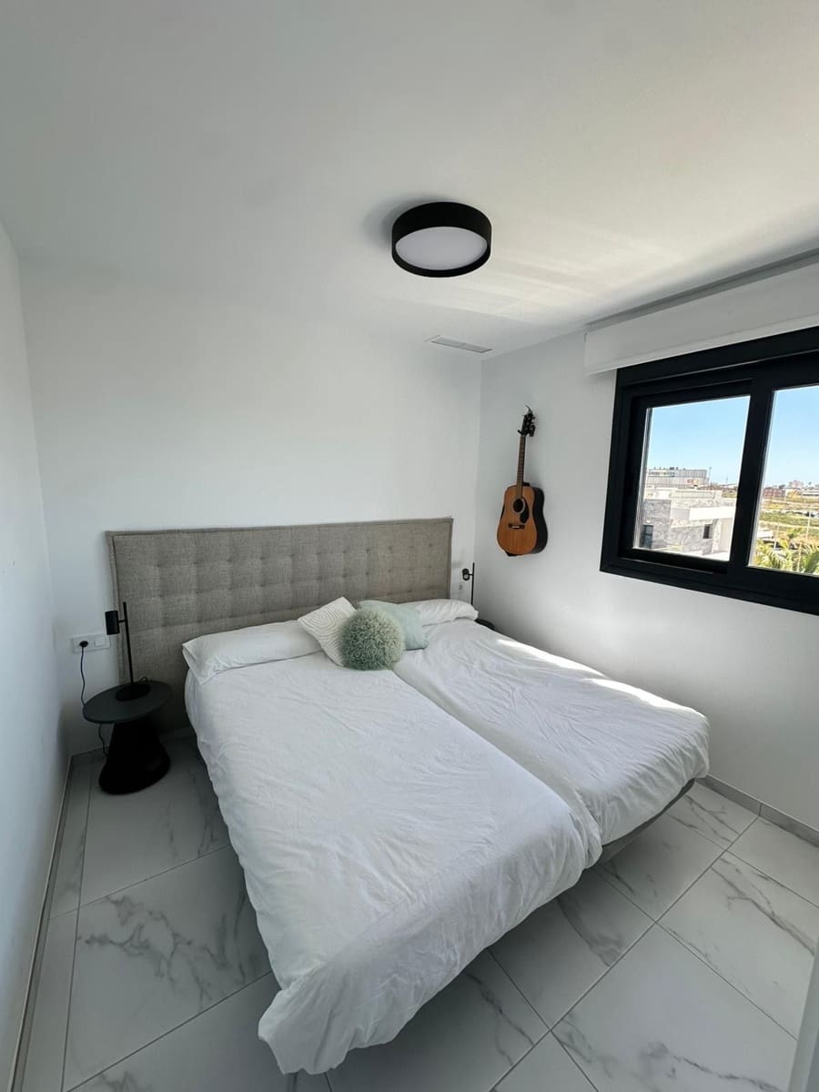 Piso de 3 habitaciones en Torrevieja en alquiler con piscina garaje - 1.800 € (Ref: 9932793)