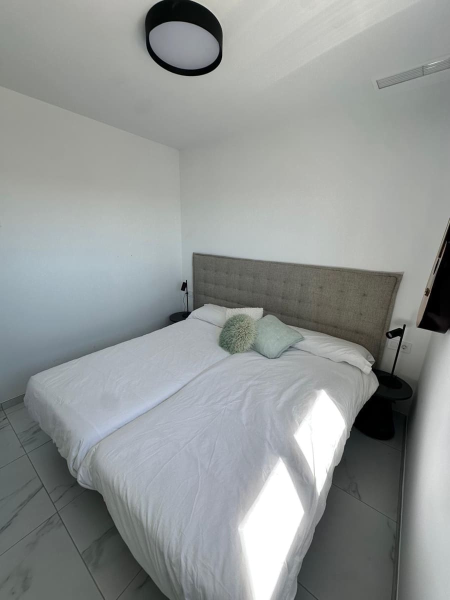 Piso de 3 habitaciones en Torrevieja en alquiler con piscina garaje - 1.800 € (Ref: 9932793)