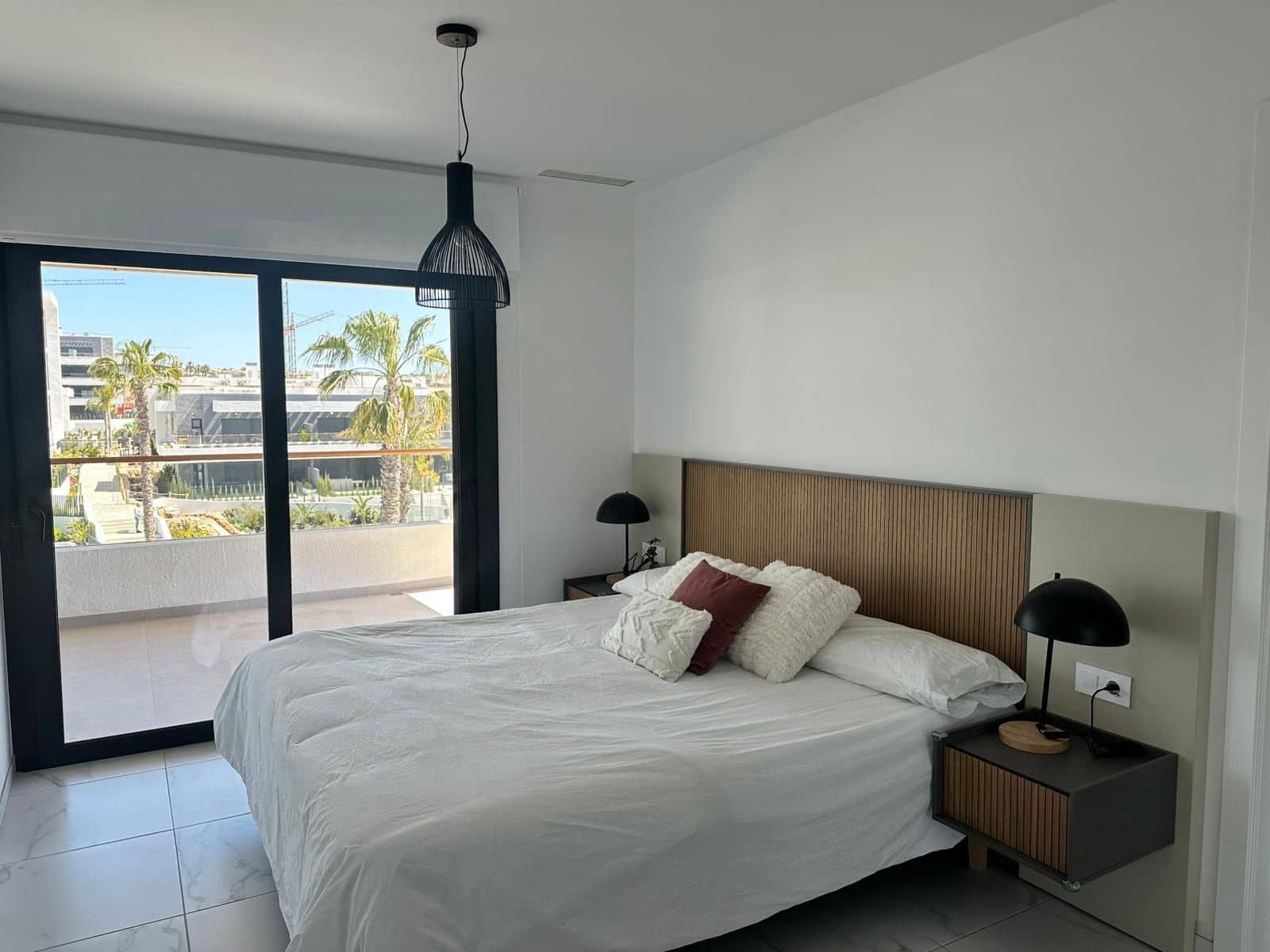 Piso de 3 habitaciones en Torrevieja en alquiler con piscina garaje - 1.800 € (Ref: 9932793)