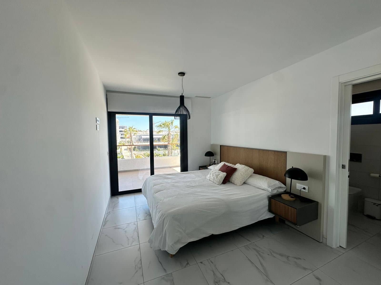 Piso de 3 habitaciones en Torrevieja en alquiler con piscina garaje - 1.800 € (Ref: 9932793)