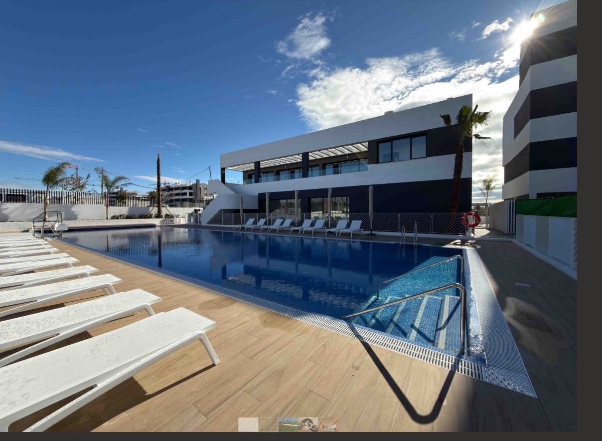Piso de 3 habitaciones en Torrevieja en alquiler con piscina garaje - 1.800 € (Ref: 9932793)