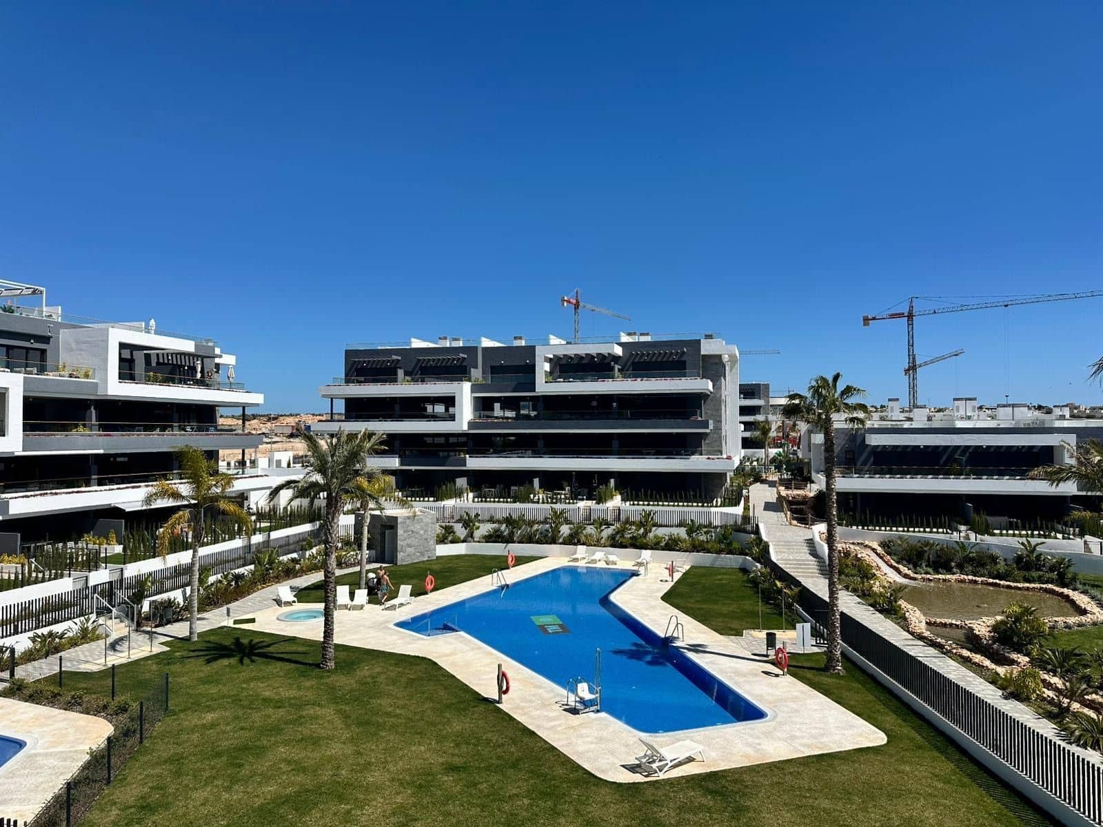 Piso de 3 habitaciones en Torrevieja en alquiler con piscina garaje - 1.800 € (Ref: 9932793)
