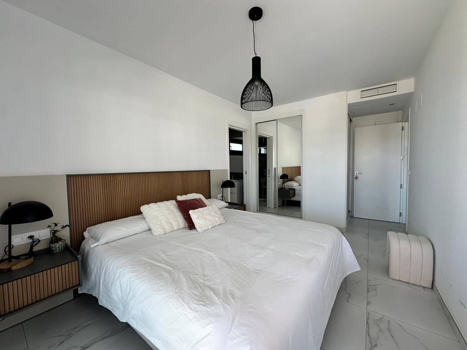 Piso de 3 habitaciones en Torrevieja en alquiler con piscina garaje - 1.800 € (Ref: 9932793)