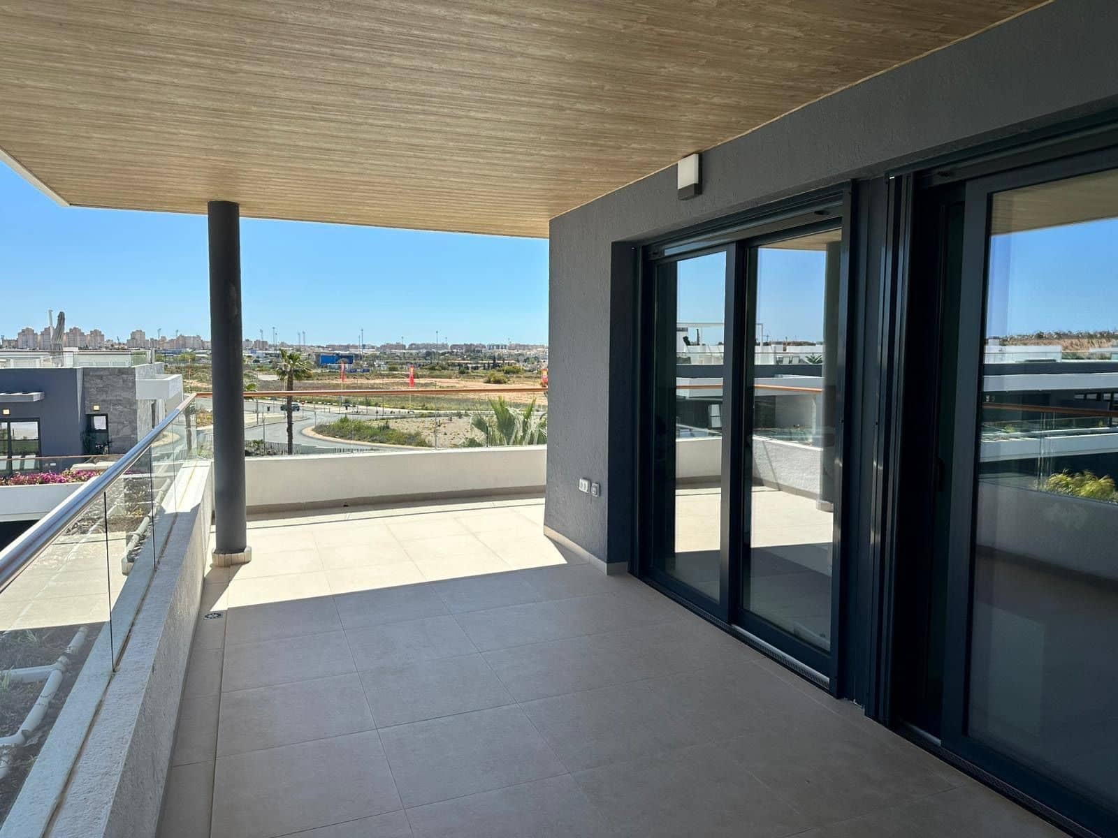Piso de 3 habitaciones en Torrevieja en alquiler con piscina garaje - 1.800 € (Ref: 9932793)