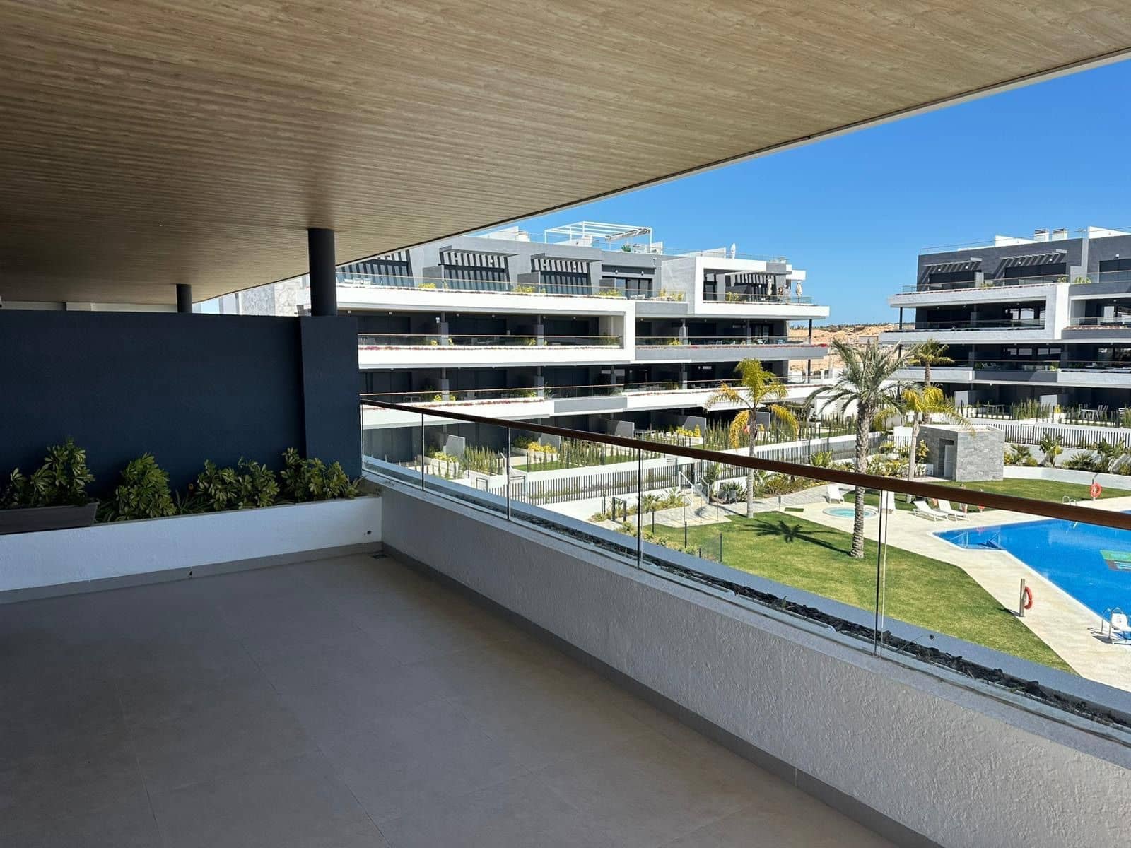 Piso de 3 habitaciones en Torrevieja en alquiler con piscina garaje - 1.800 € (Ref: 9932793)