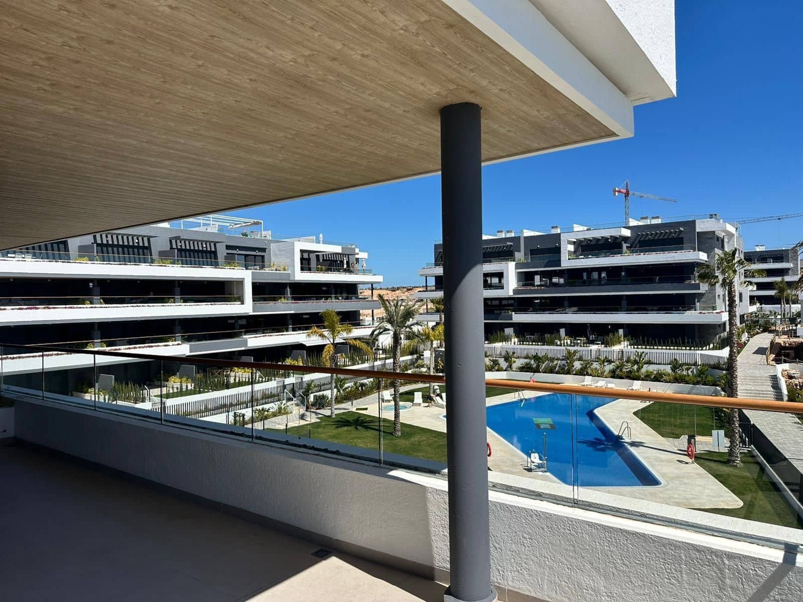 Piso de 3 habitaciones en Torrevieja en alquiler con piscina garaje - 1.800 € (Ref: 9932793)
