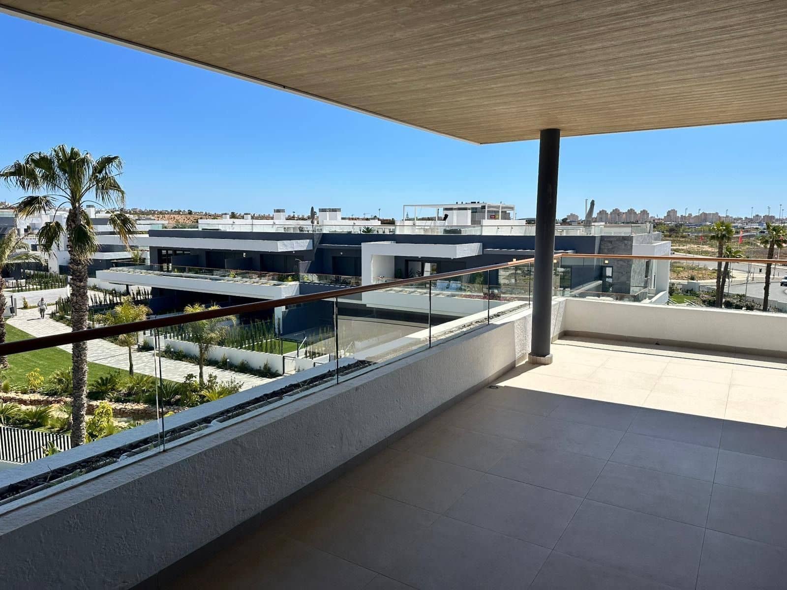 Piso de 3 habitaciones en Torrevieja en alquiler con piscina garaje - 1.800 € (Ref: 9932793)
