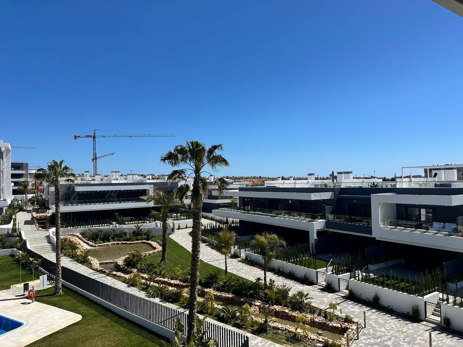Piso de 3 habitaciones en Torrevieja en alquiler con piscina garaje - 1.800 € (Ref: 9932793)
