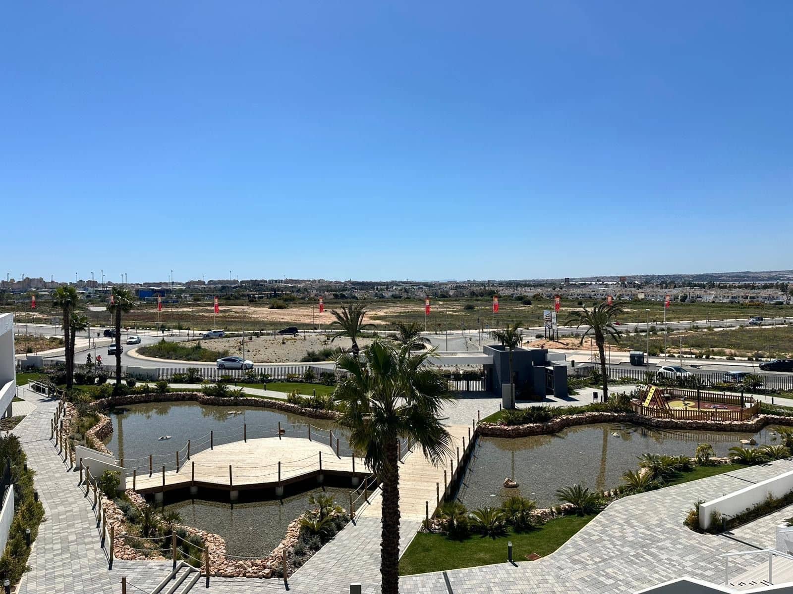 Piso de 3 habitaciones en Torrevieja en alquiler con piscina garaje - 1.800 € (Ref: 9932793)