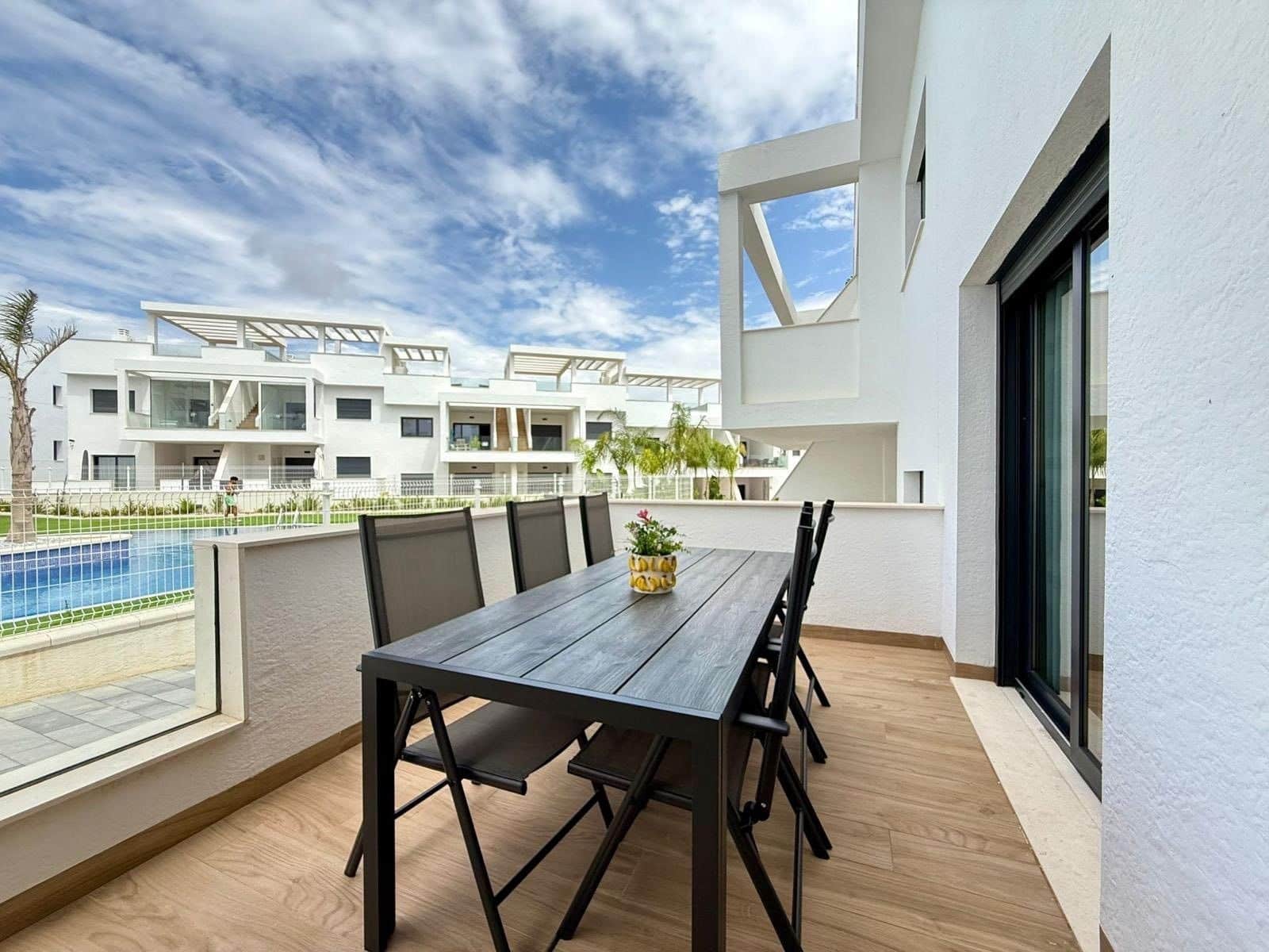 2 slaapkamer Flat te huur in Torrevieja met zwembad garage - € 1.700 (Ref: 9935477)
