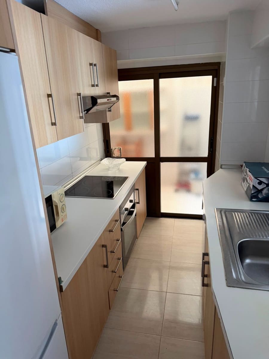 3 bedroom Flat for rent in Torrevieja - € 950 (Ref: 9945075)