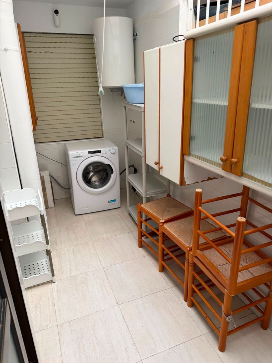 3 bedroom Flat for rent in Torrevieja - € 950 (Ref: 9945075)