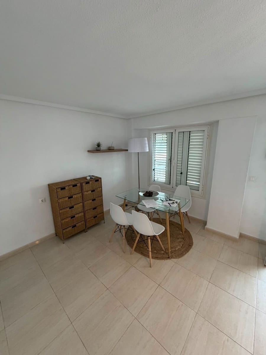 3 bedroom Flat for rent in Torrevieja - € 950 (Ref: 9945075)