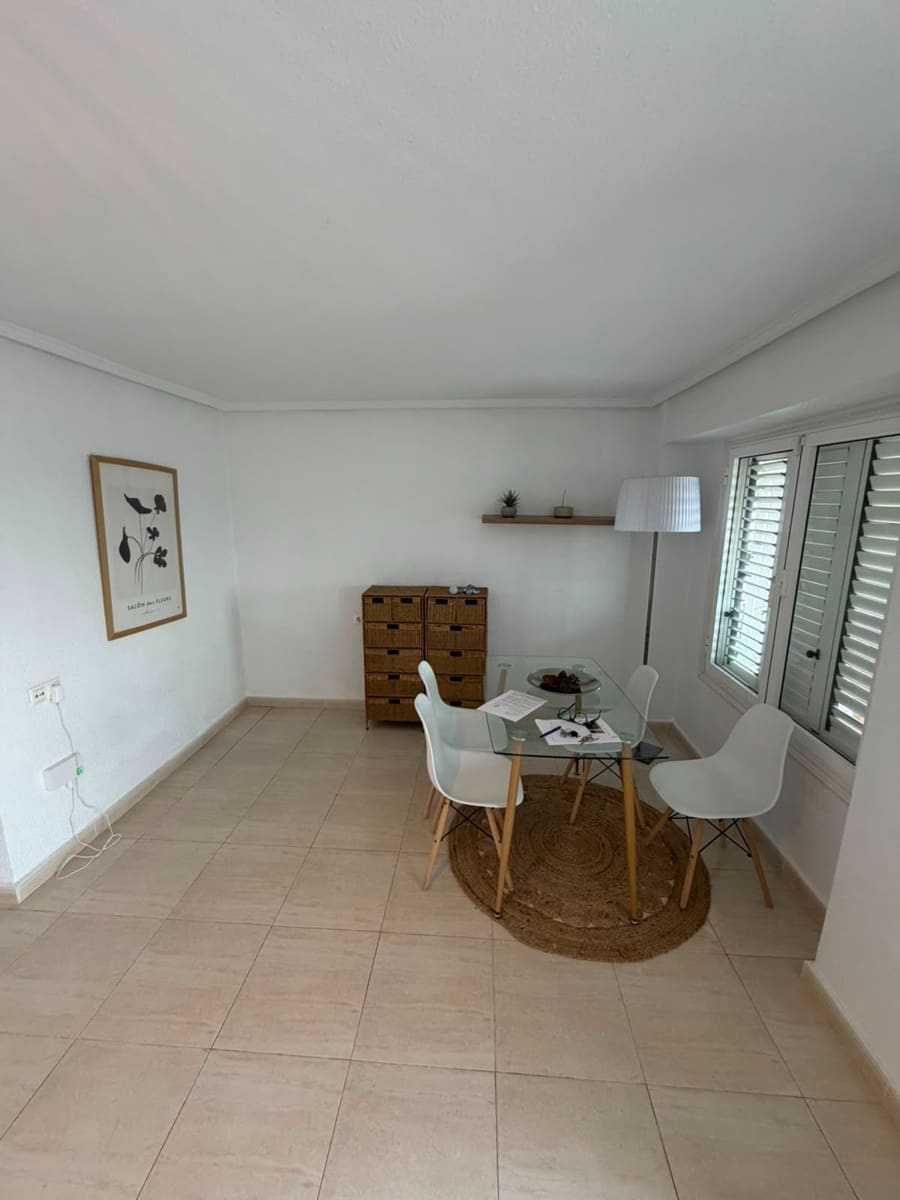 3 bedroom Flat for rent in Torrevieja - € 950 (Ref: 9945075)
