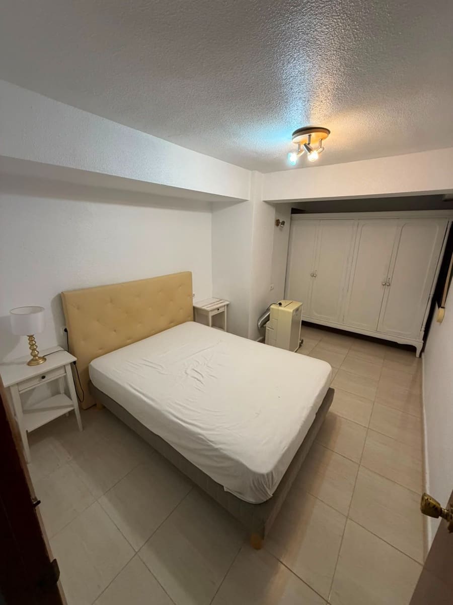 3 bedroom Flat for rent in Torrevieja - € 950 (Ref: 9945075)
