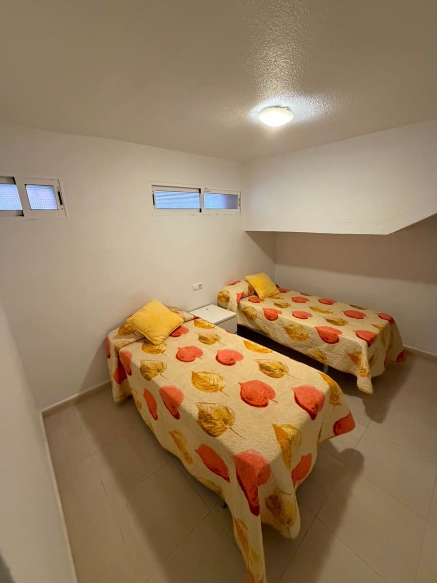 3 bedroom Flat for rent in Torrevieja - € 950 (Ref: 9945075)