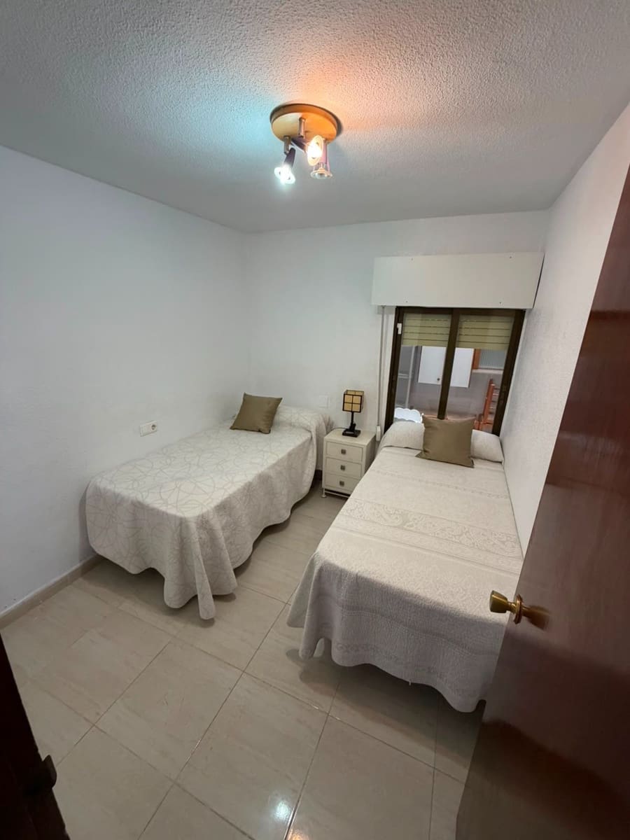 3 bedroom Flat for rent in Torrevieja - € 950 (Ref: 9945075)