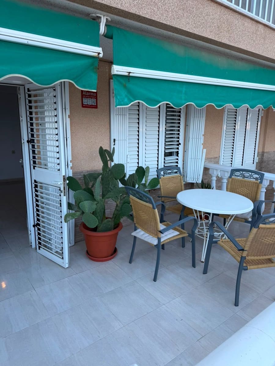3 bedroom Flat for rent in Torrevieja - € 950 (Ref: 9945075)
