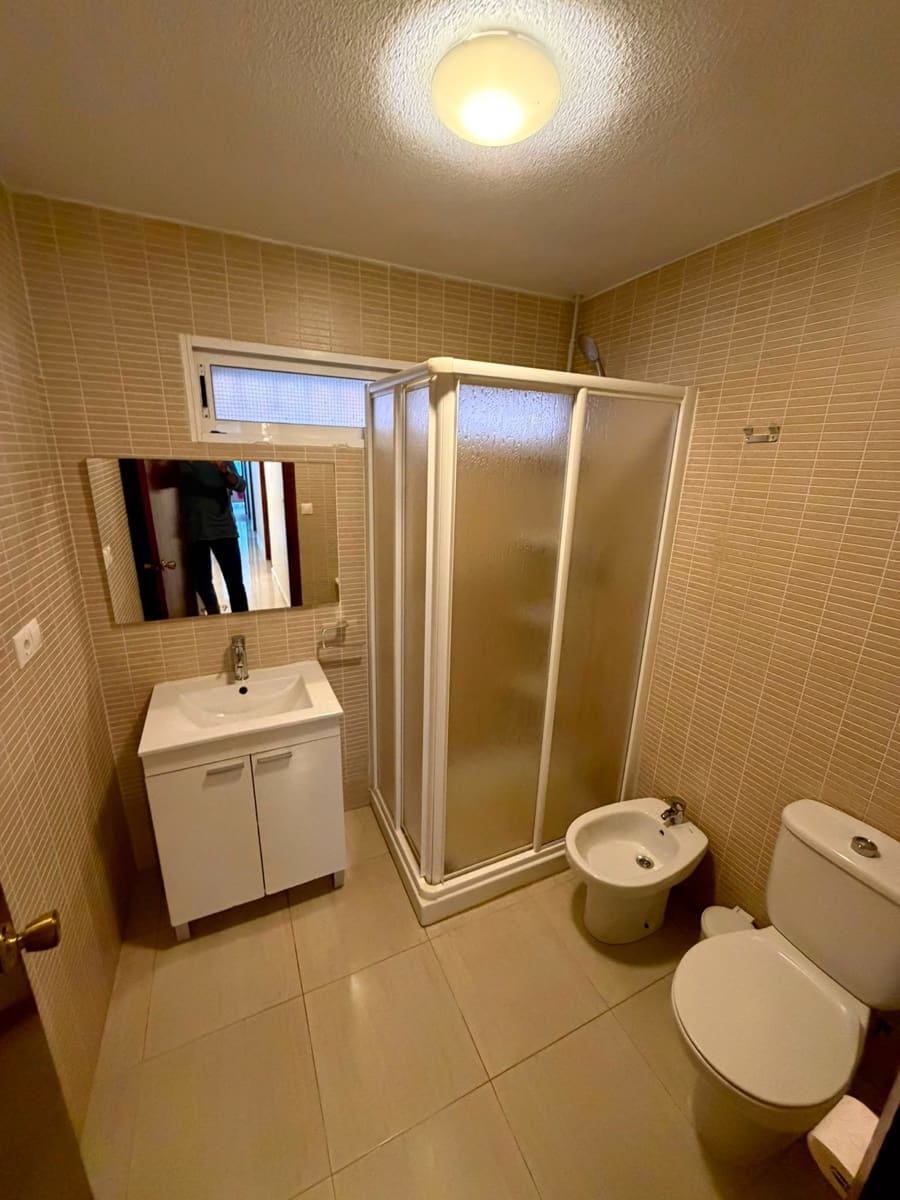 3 bedroom Flat for rent in Torrevieja - € 950 (Ref: 9945075)