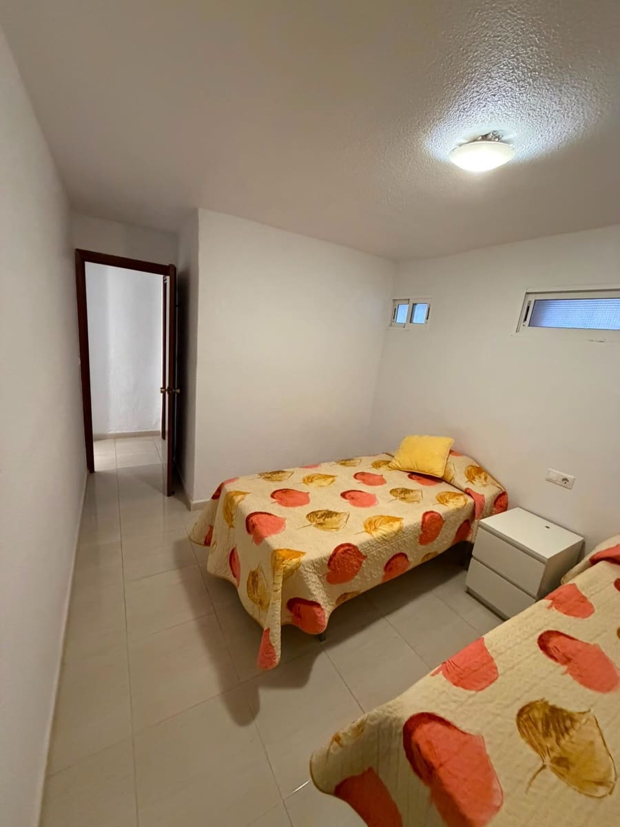 3 bedroom Flat for rent in Torrevieja - € 950 (Ref: 9945075)