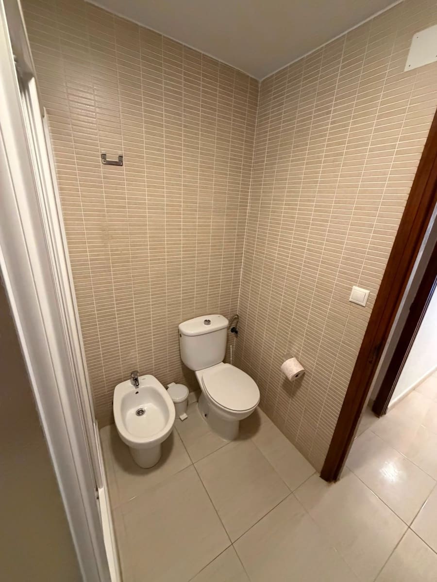 3 bedroom Flat for rent in Torrevieja - € 950 (Ref: 9945075)