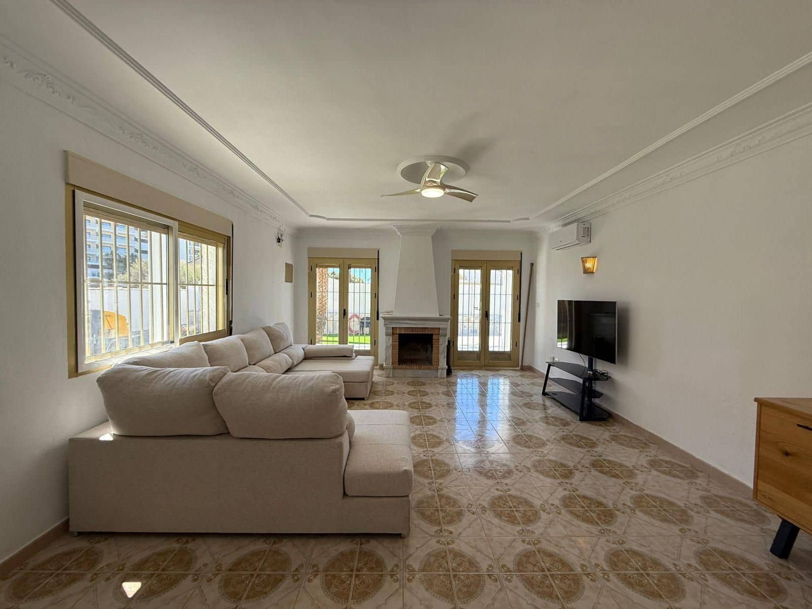 4 sypialnia Willa do wynajęcia w La Zenia z basenem garażem - 2 500 € (Ref: 9953678)