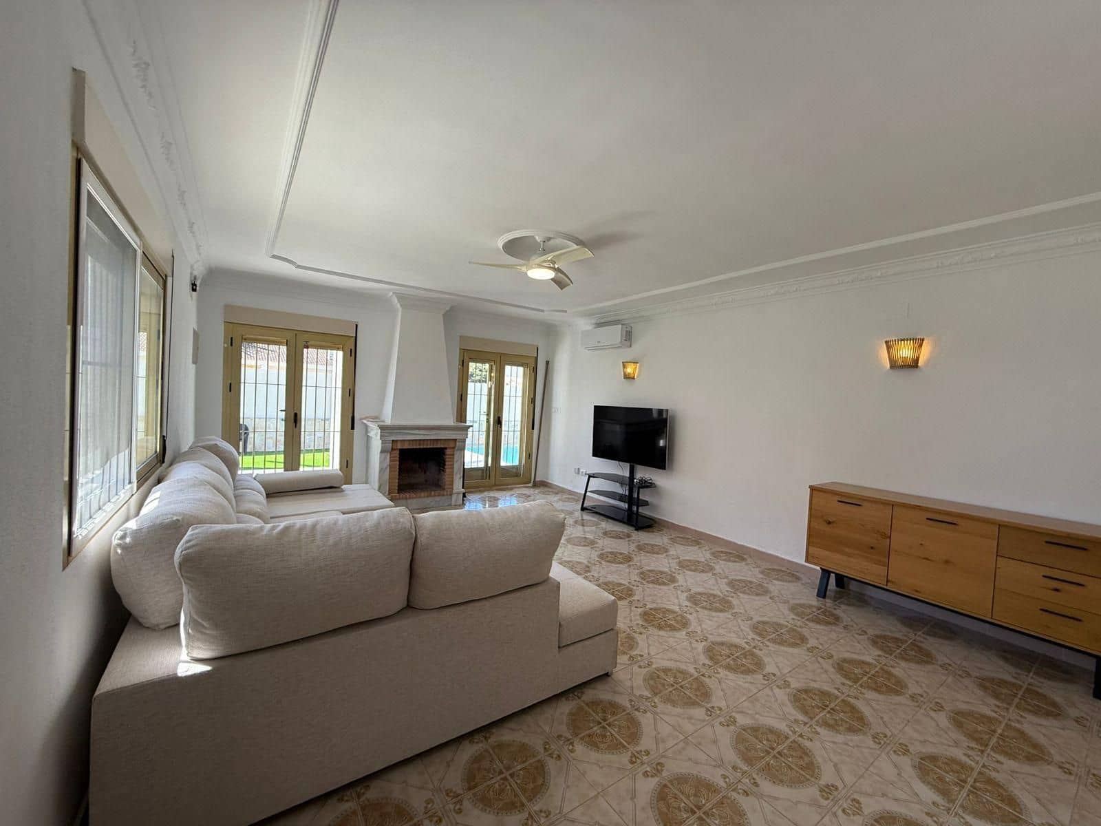 4 sypialnia Willa do wynajęcia w La Zenia z basenem garażem - 2 500 € (Ref: 9953678)