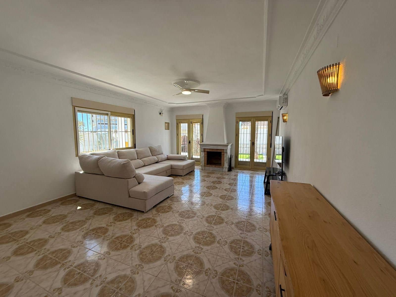 4 sypialnia Willa do wynajęcia w La Zenia z basenem garażem - 2 500 € (Ref: 9953678)
