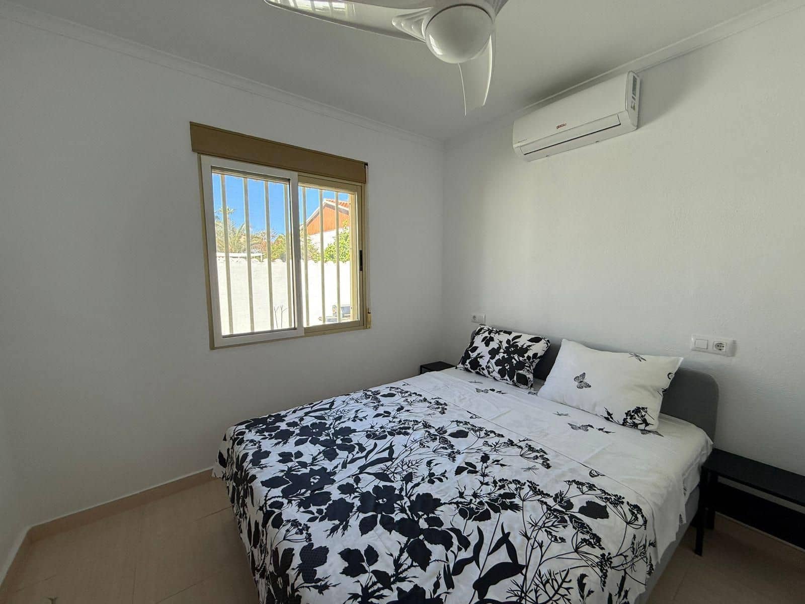 4 sypialnia Willa do wynajęcia w La Zenia z basenem garażem - 2 500 € (Ref: 9953678)